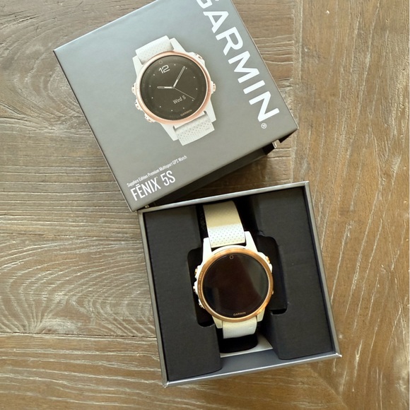 Garmin Fenix 5S Sapphire Edition Multisport GPS Smartwatch - White and Rose Gold - Picture 9 of 14